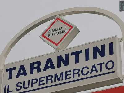 Tarantini, visto il successo del precedente market, nel 1979 decise di lanciare una seconda sede molto pi� grande in via Caldarola, nel rione Japigia, aggiungendo all�insegna il logo del rombo rosso e blu con all�interno lo slogan �qualit� e risparmio�